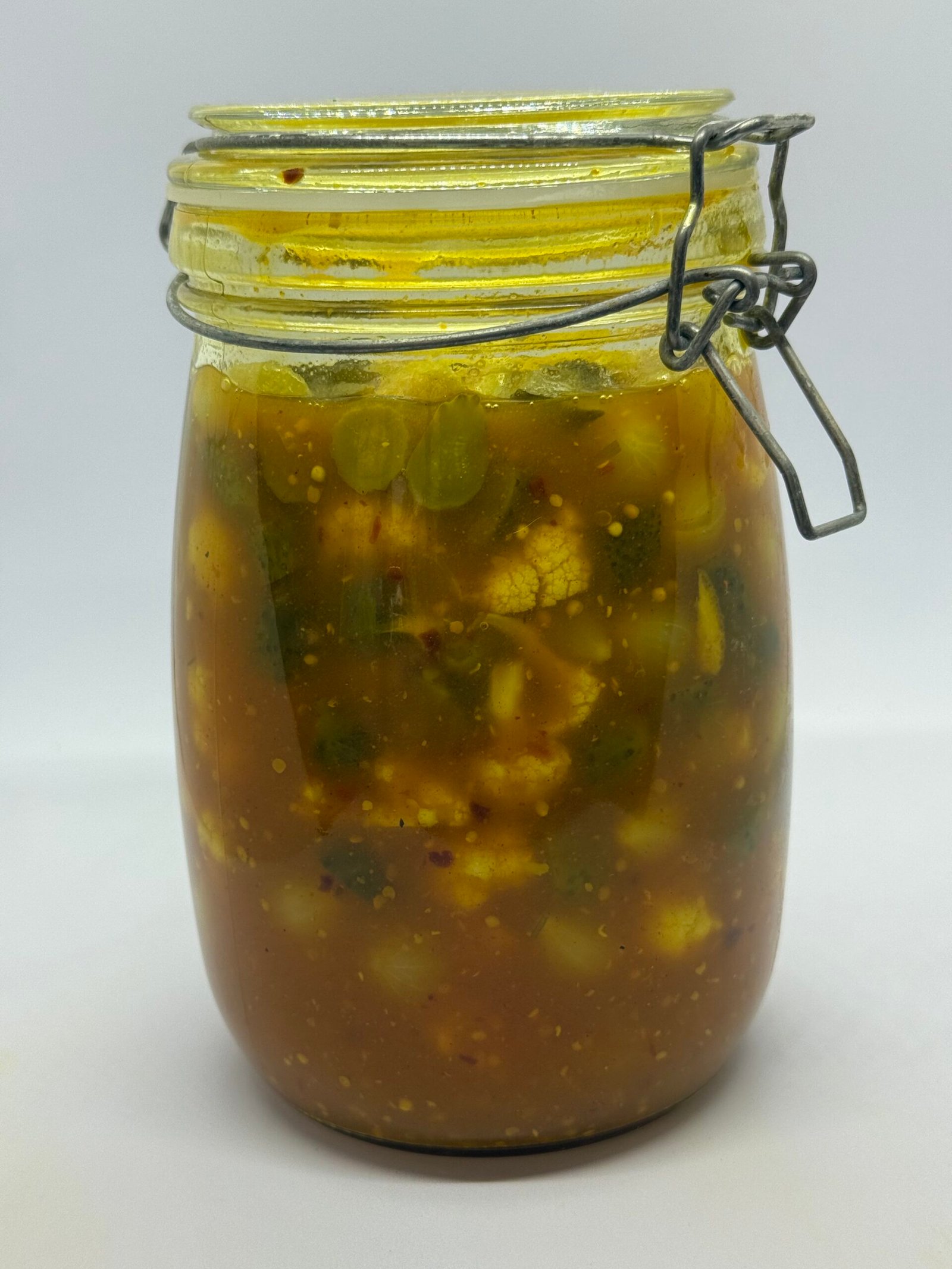 Een kleurrijke verzameling groenten in een pot als resultaat van zelf pickles maken volgens de Roots-methode.
