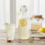 Frisse waterkefir met gedroogde lavendel en citroen, een rustgevende en sprankelende probiotische drank.